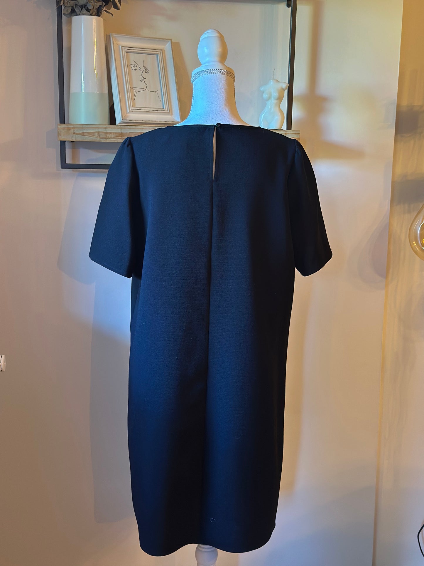 Robe noire coupe droite T.40