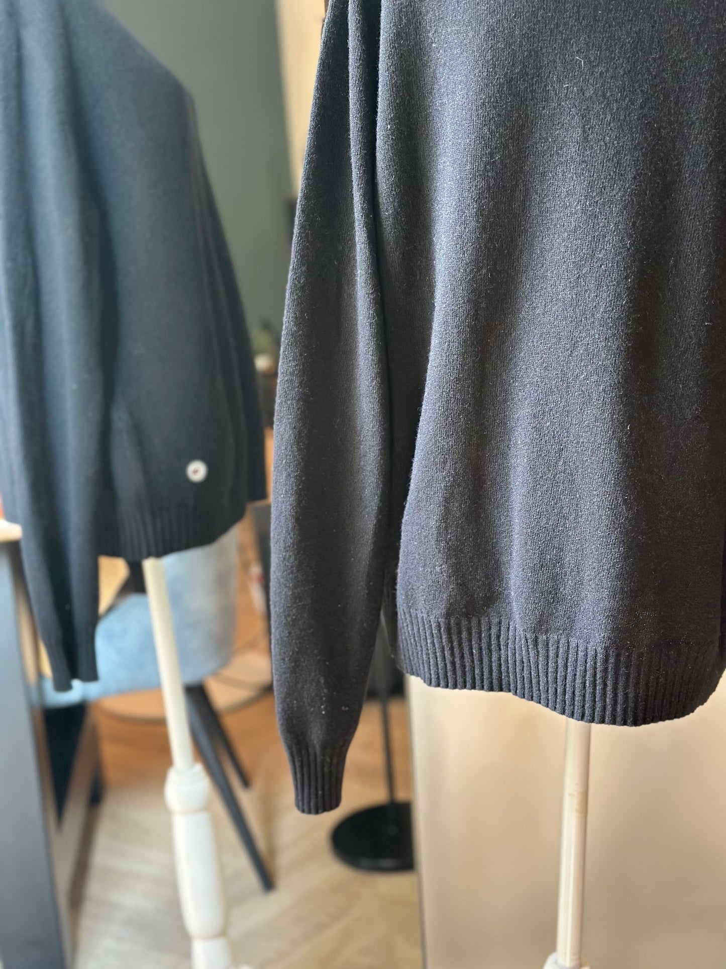 Pull noir en laine logo brodé T.42