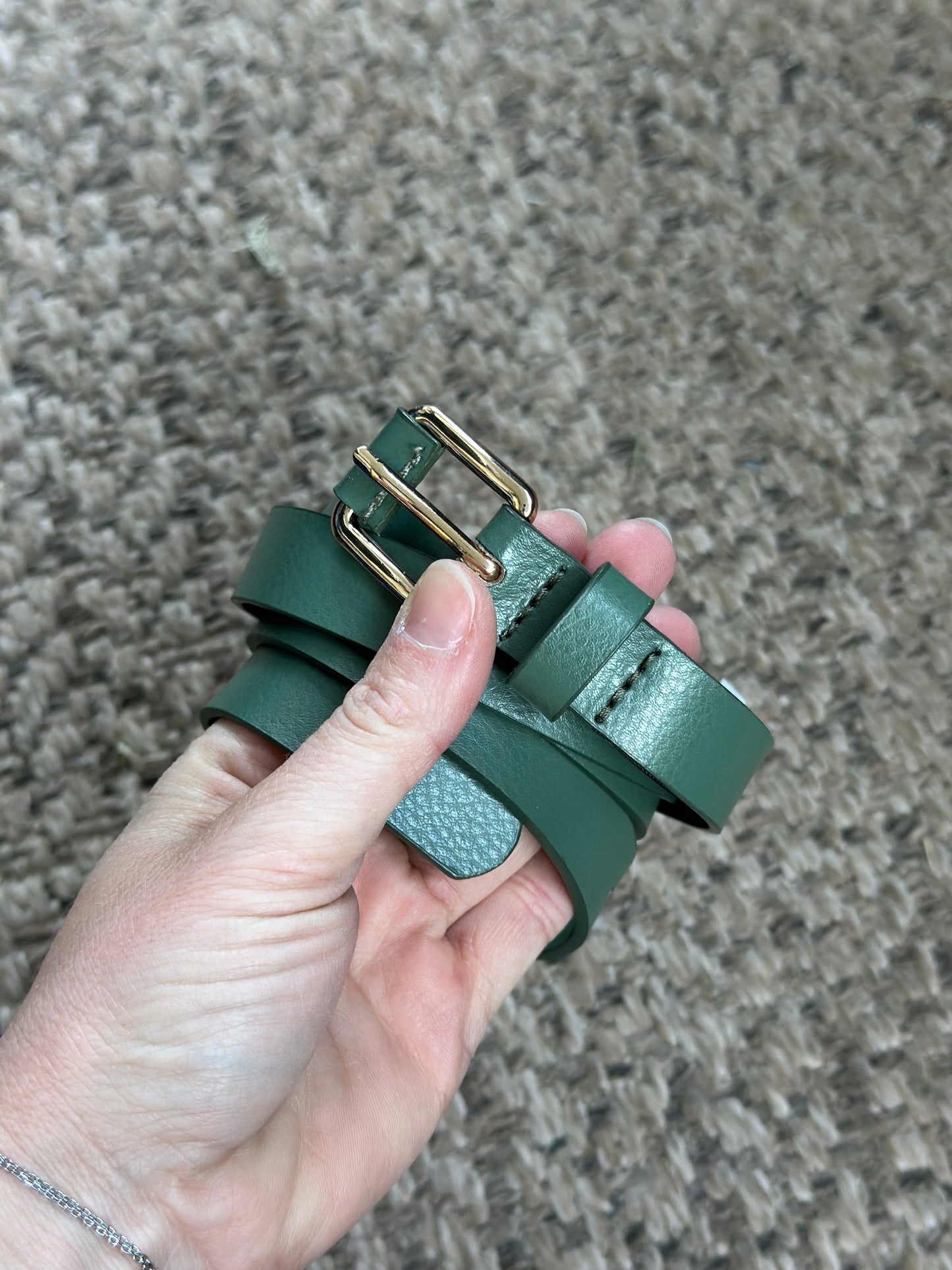 Ceinture fine en cuir vert boucle dorée 85 cm