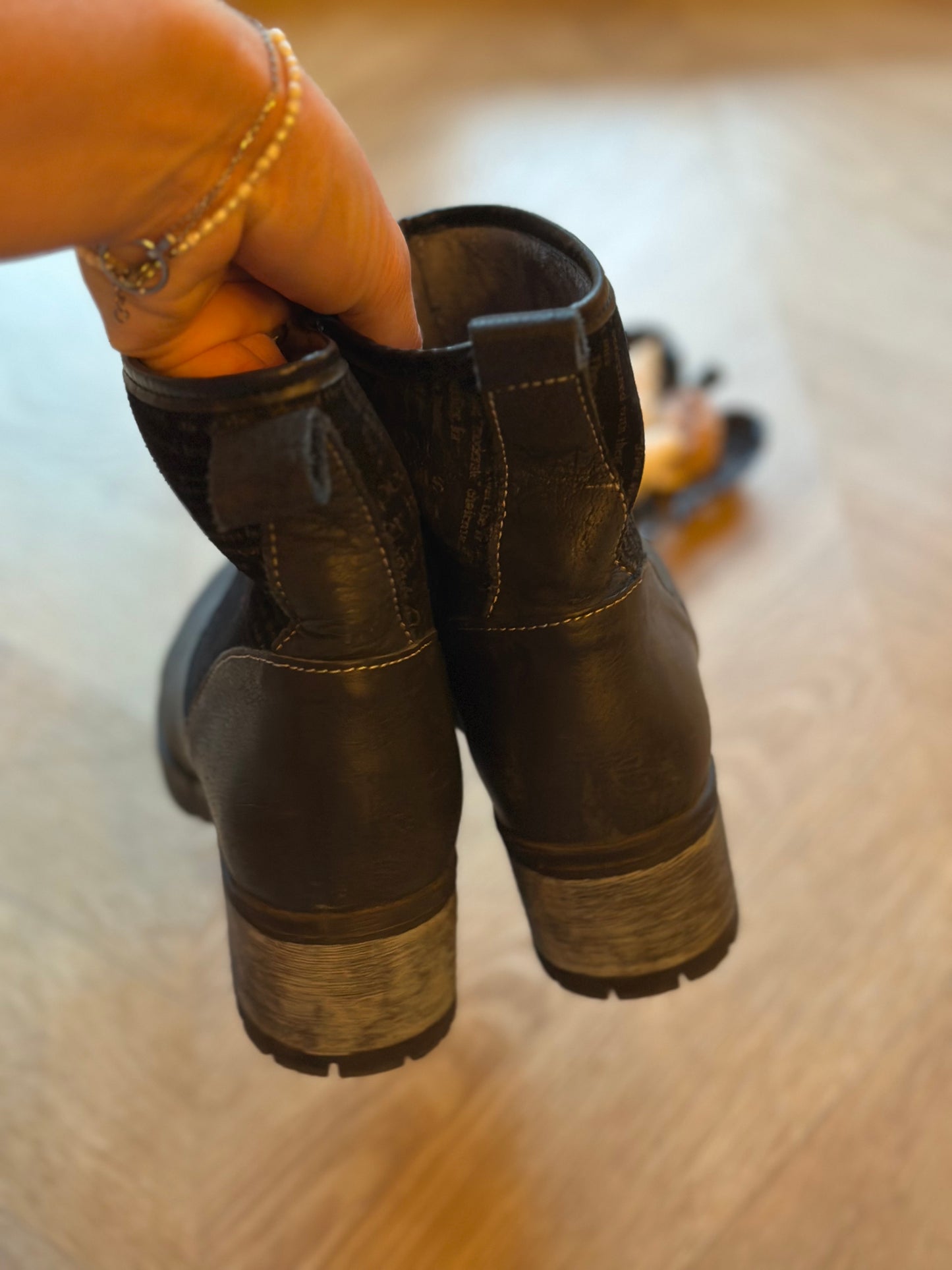 Bottines noires en cuir P.38