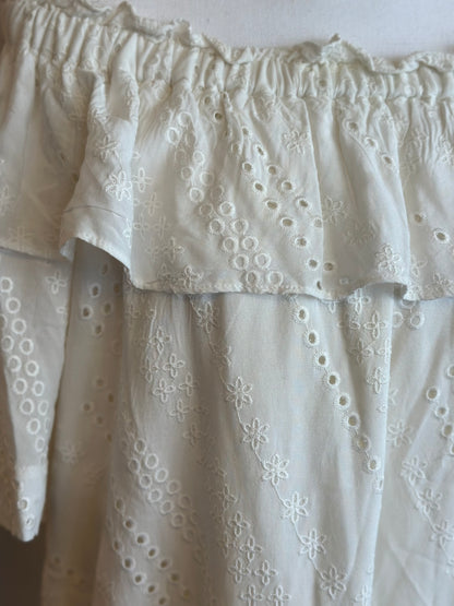 Belle robe blanche à épaules dénudées broderie anglaise, T.36