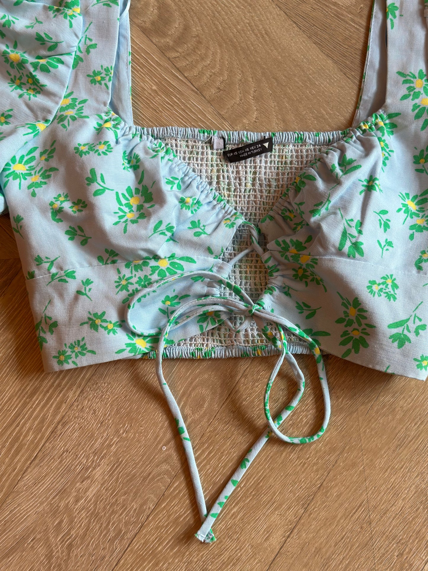 Top crop fleuri vert manches bouffantes T.34