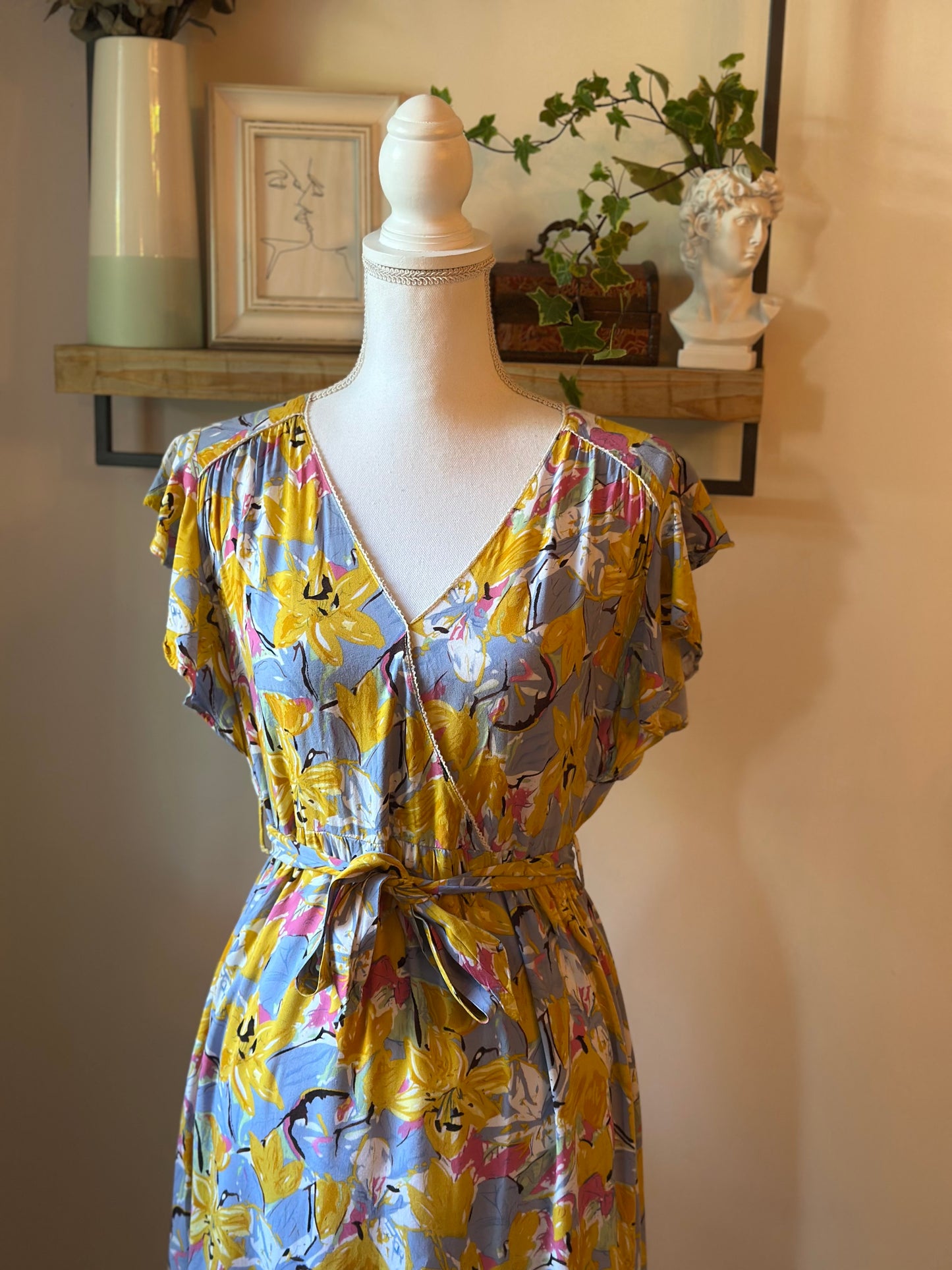 Robe mi-longue fleurie ceinturée T.36