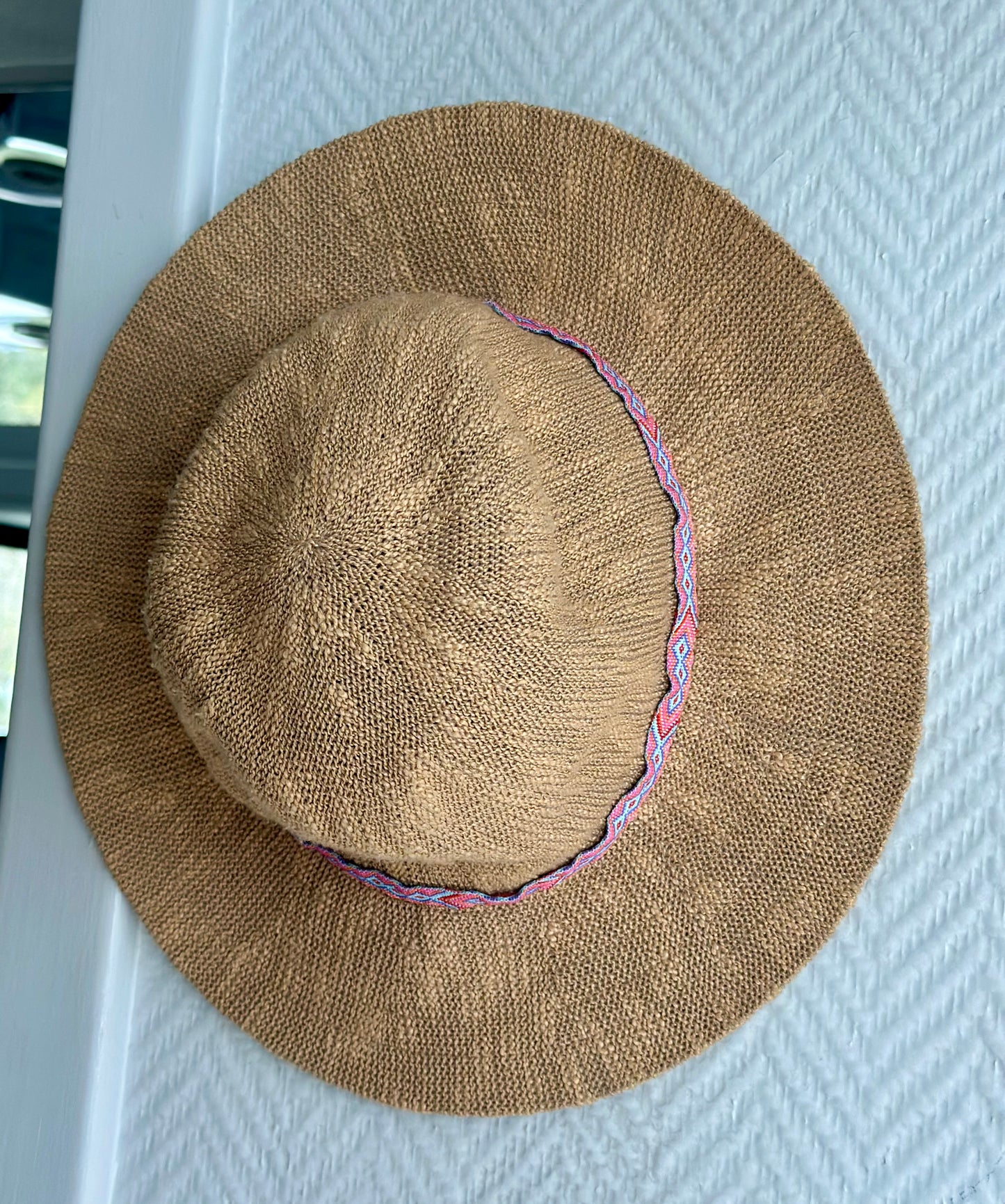Chapeau de paille avec bande tissée rose T.U