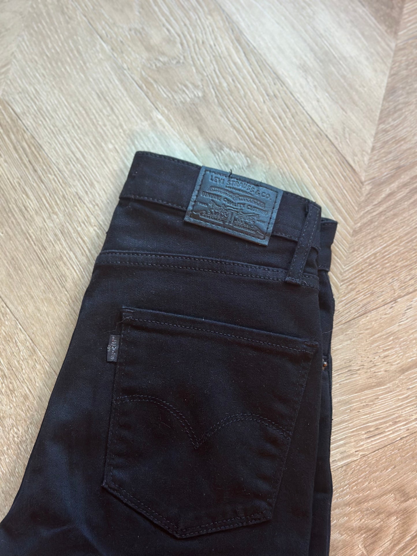 Jean noir coupe droite Levi’ s Premium 724 High Rise Straight T.34