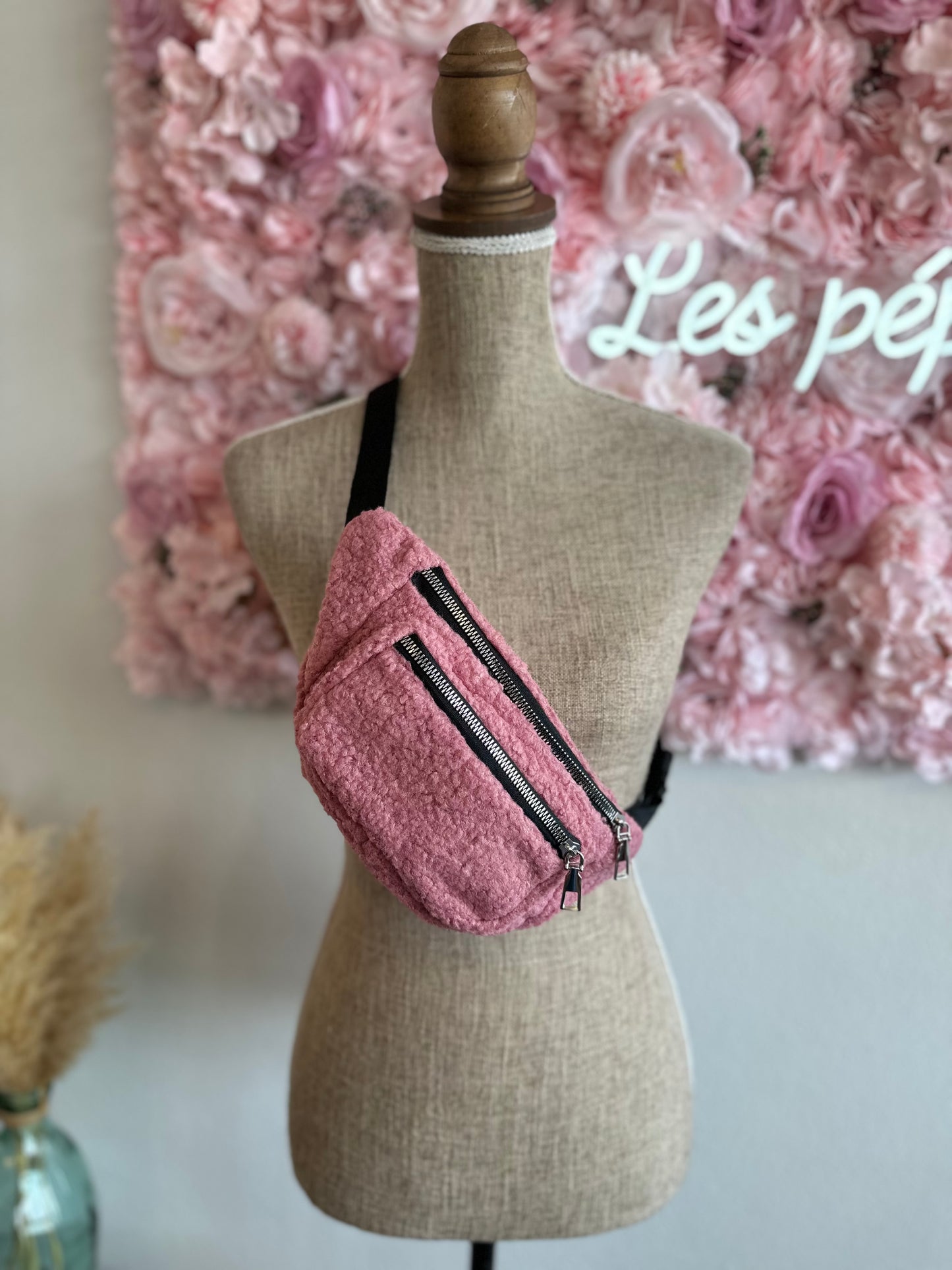 Sac banane rose effet peluche en moumoute