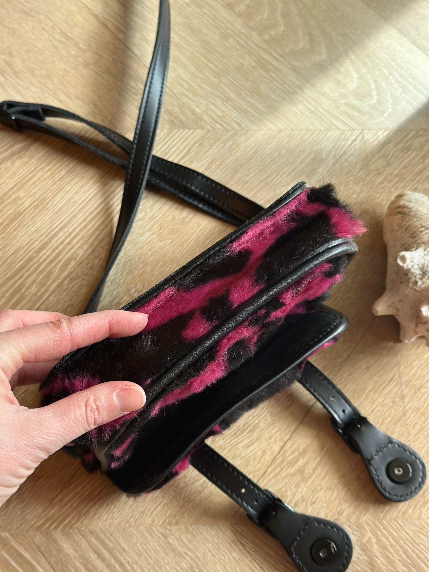 Sac bandoulière imprimé vache rose noir Dr Martens