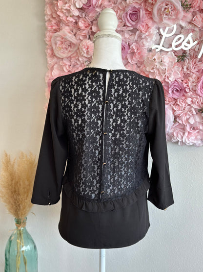 Blouse fluide noire avec dentelle fleurie au dos, T.38