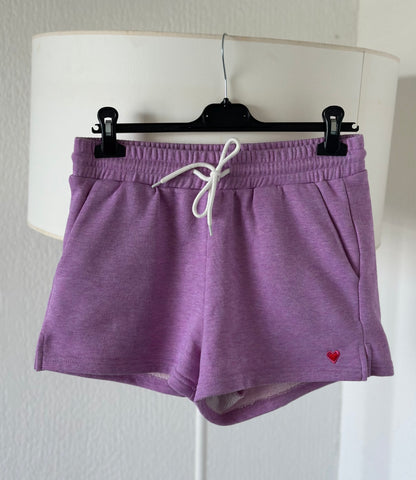 Short molleton lila brodé cœur rouge T.36