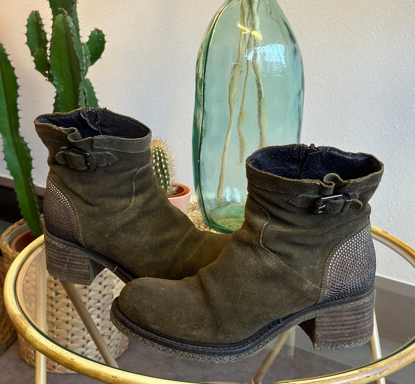 Bottines en cuir daim kaki T.38