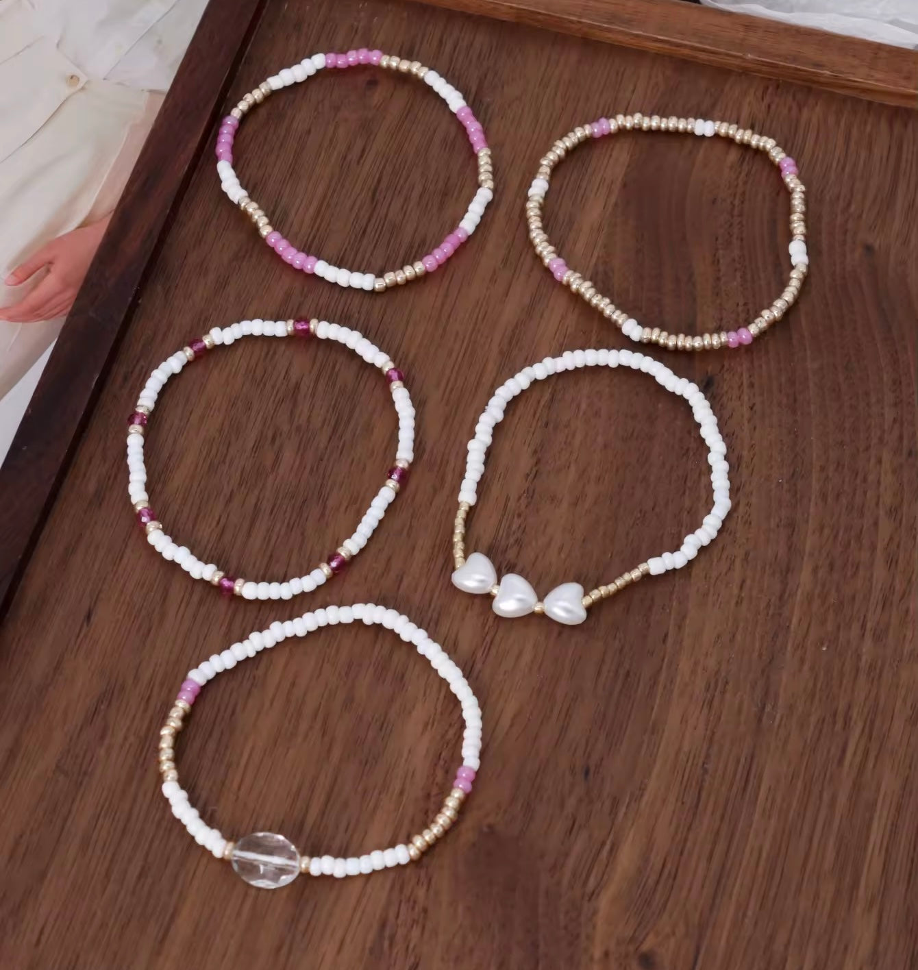 Lot de 5 bracelets perles – blanc, doré, rose – Neufs