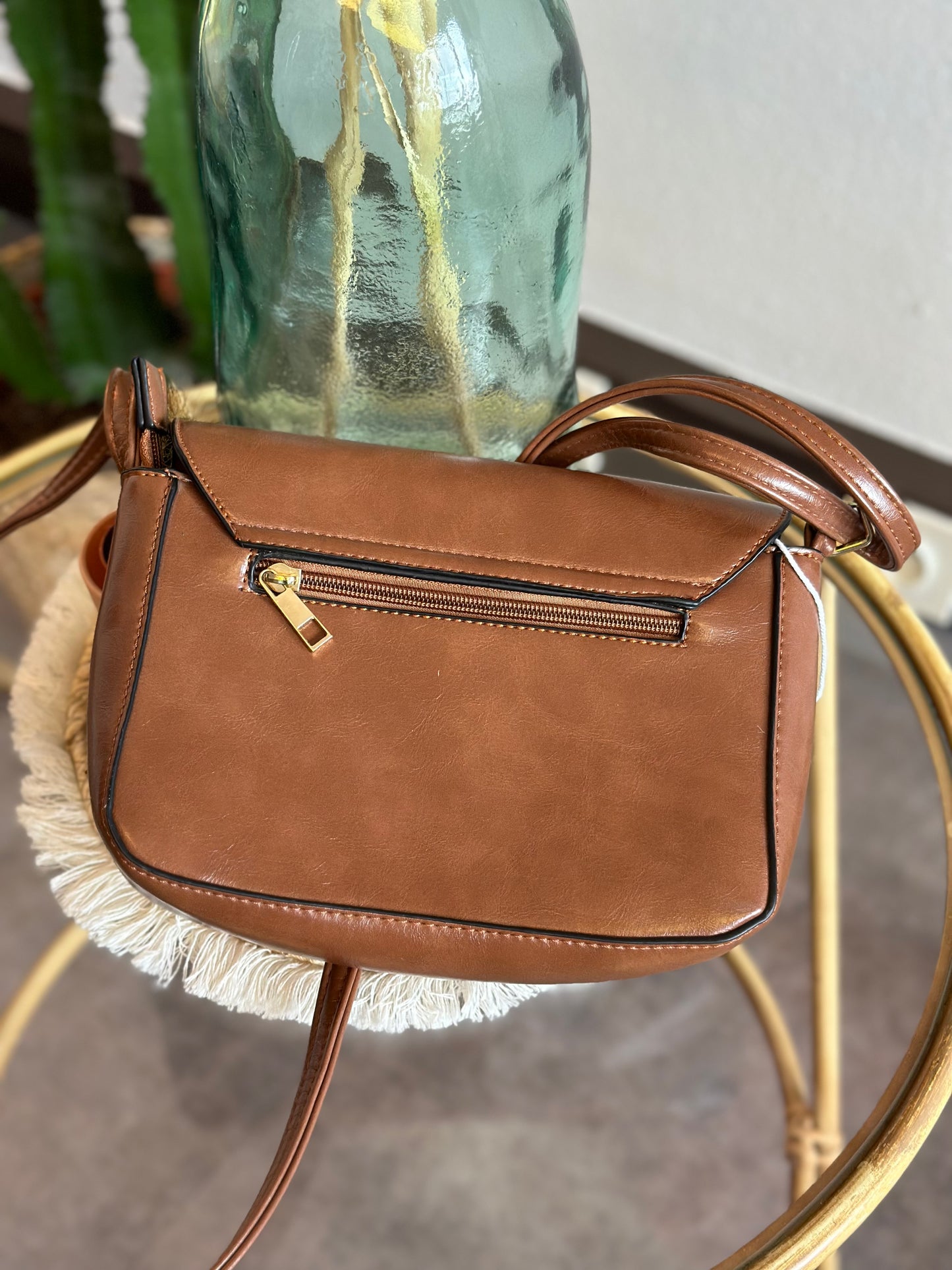 Sac bandoulière en cuir marron avec détails métalliques