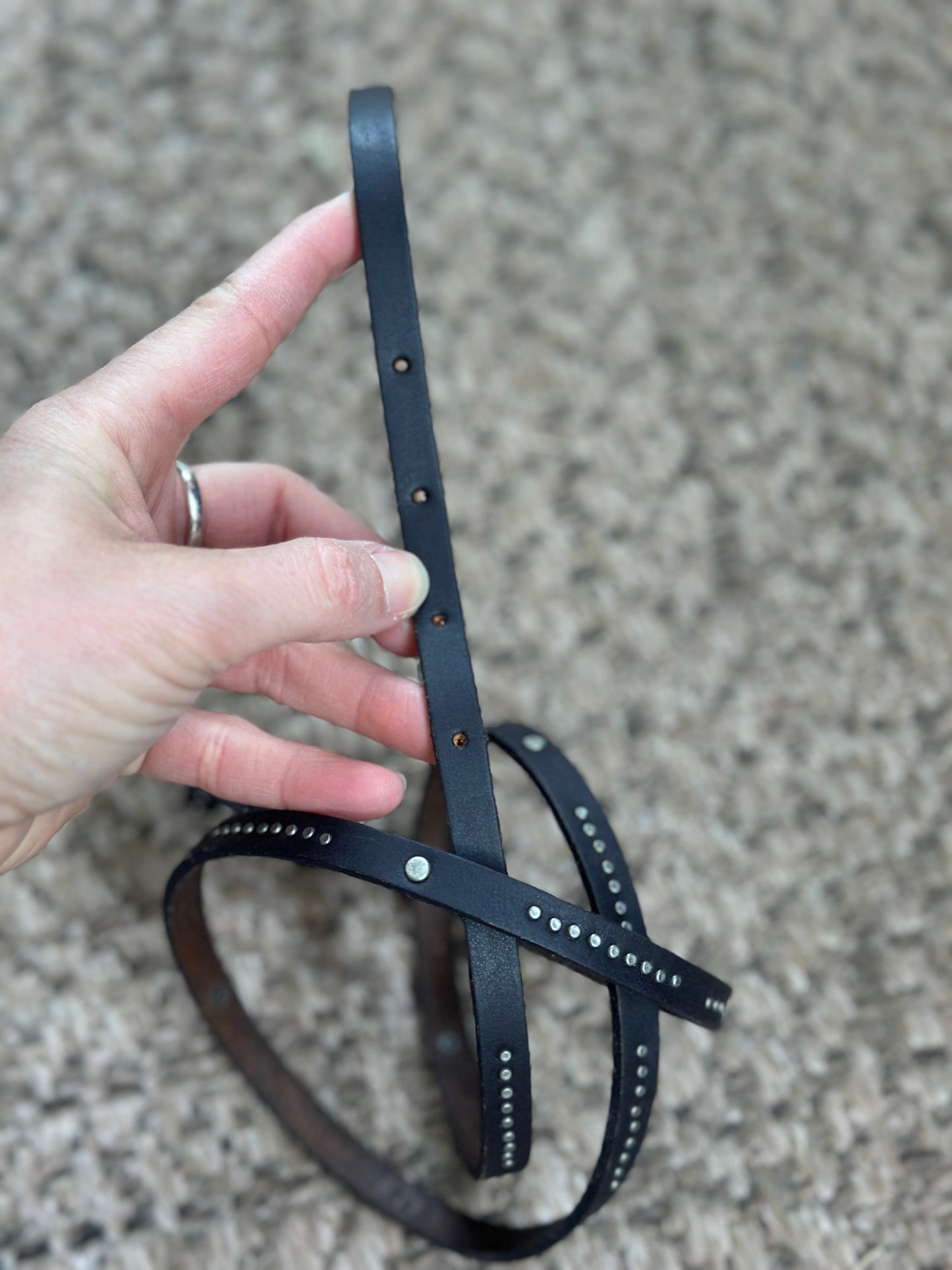 Ceinture fine en cuir noir cloutée – taille 95
