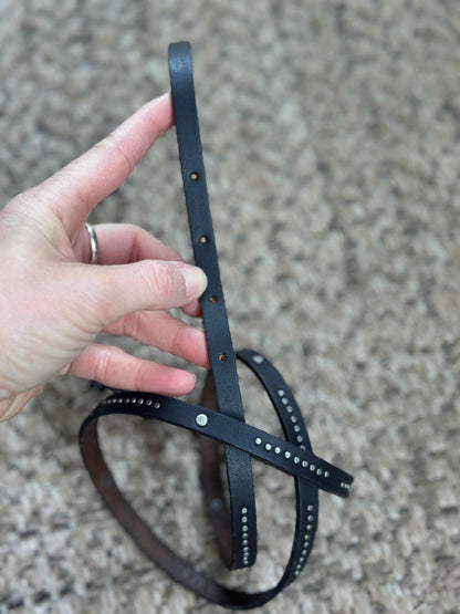 Ceinture fine en cuir noir cloutée – taille 95