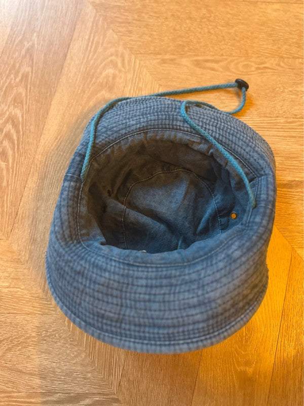 Chapeau unisexe bleu effet denim avec cordon neuf