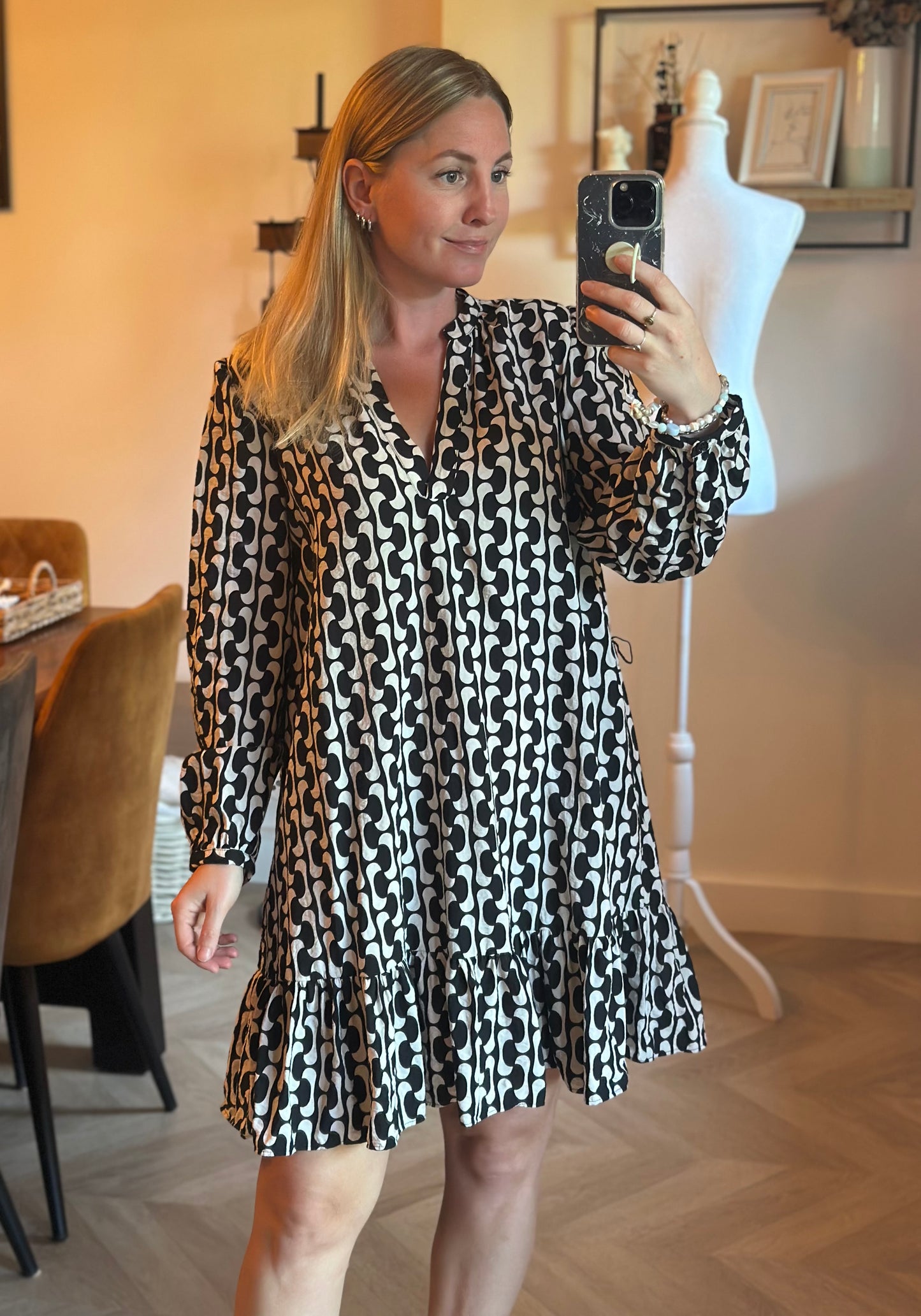Robe courte imprimé graphique noir et écru T.34