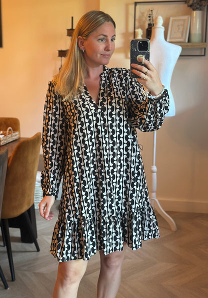 Robe courte imprimé graphique noir et écru T.34
