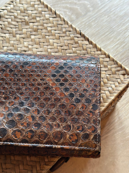Pochette vintage cuir de reptile effet peau de serpent brun années 70 – 26 cm