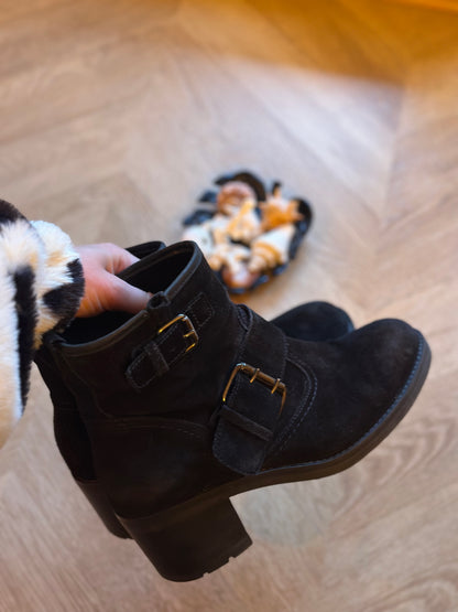 Bottines en cuir daim P.39