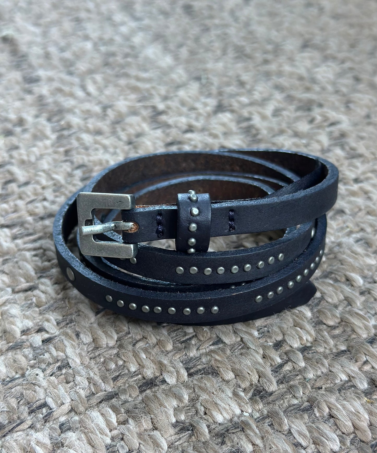 Ceinture fine en cuir noir cloutée – taille 95