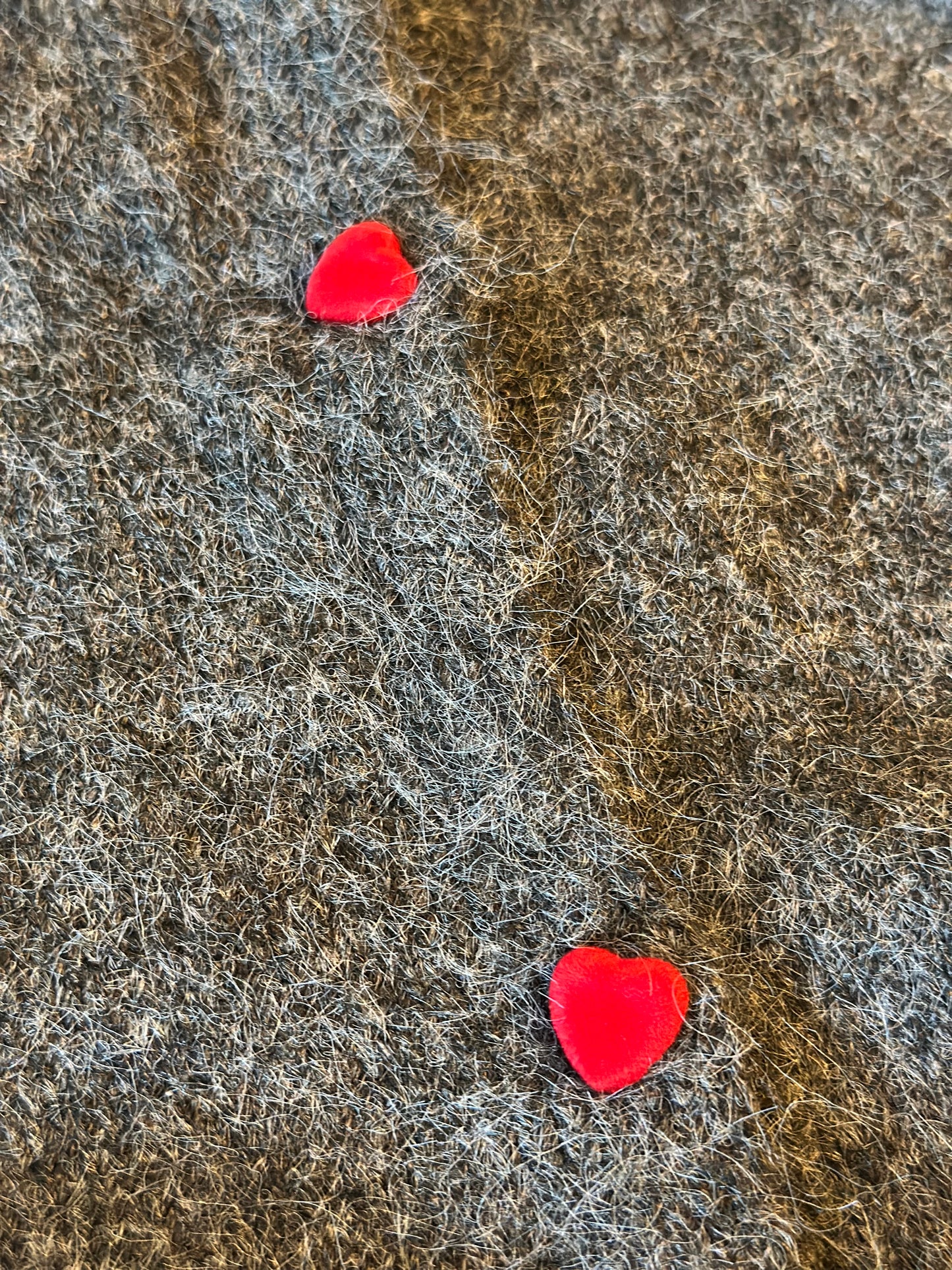 Cardigan gris en maille laine, boutons cœur rouge, T.U