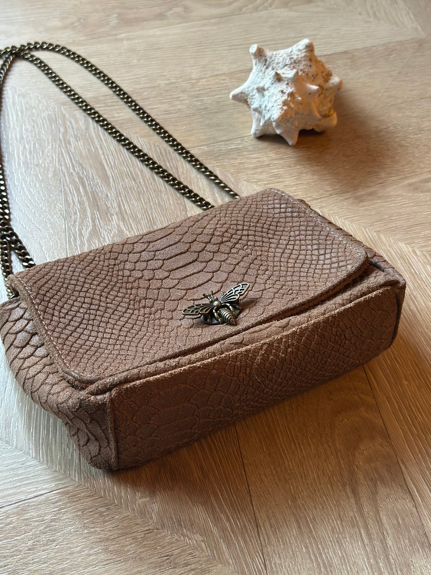 Sac bandoulière Honey cuir embossé effet serpent taupe foncé