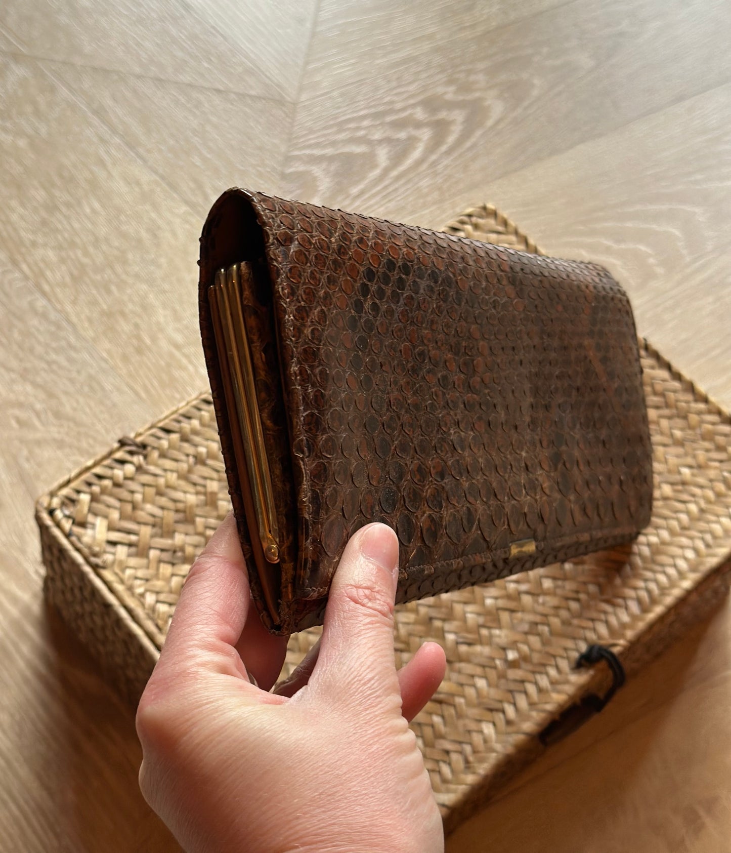 Pochette vintage cuir de reptile effet peau de serpent brun années 70 – 26 cm