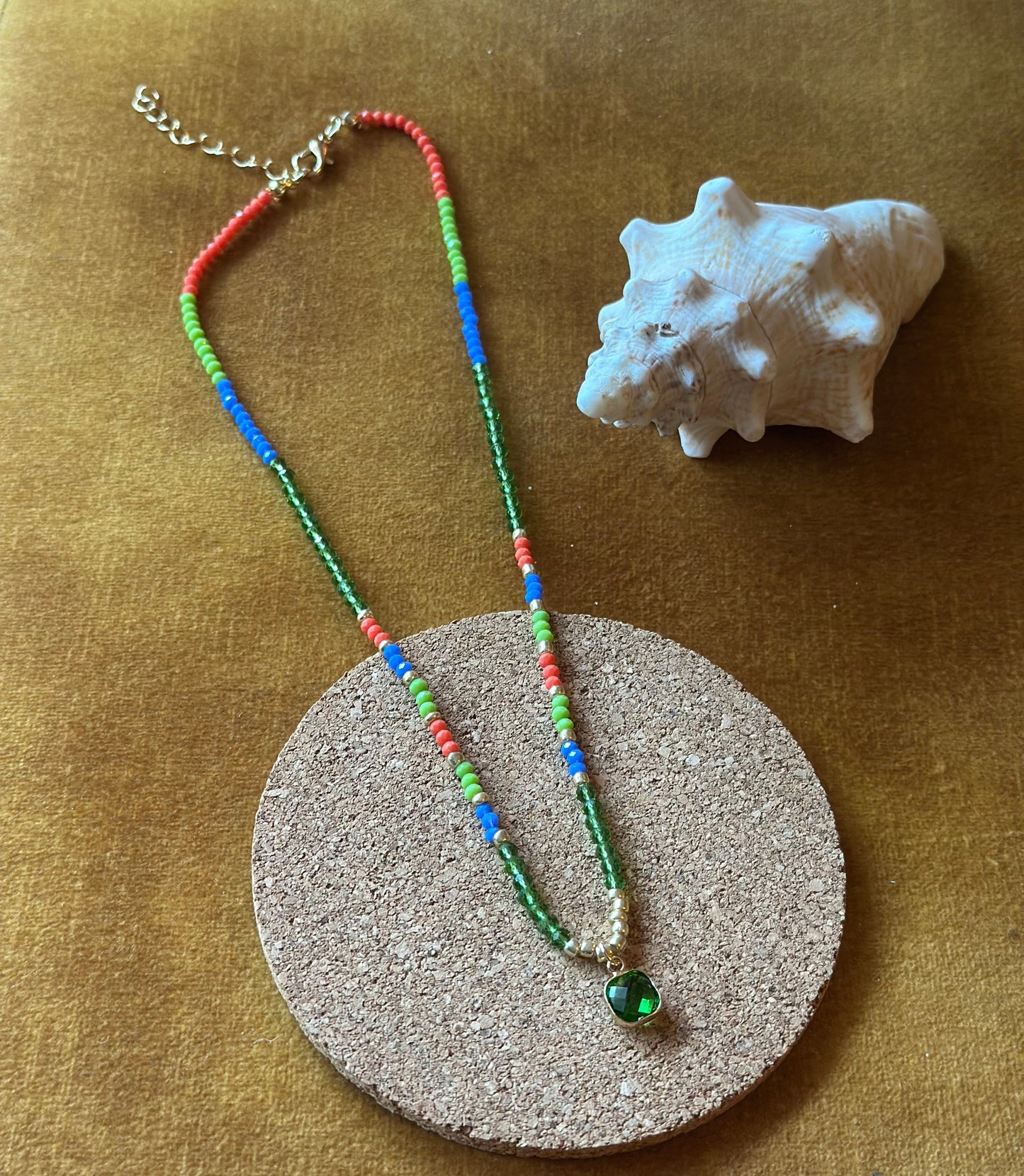 Collier perles colorées et pendentif vert – style été bohème