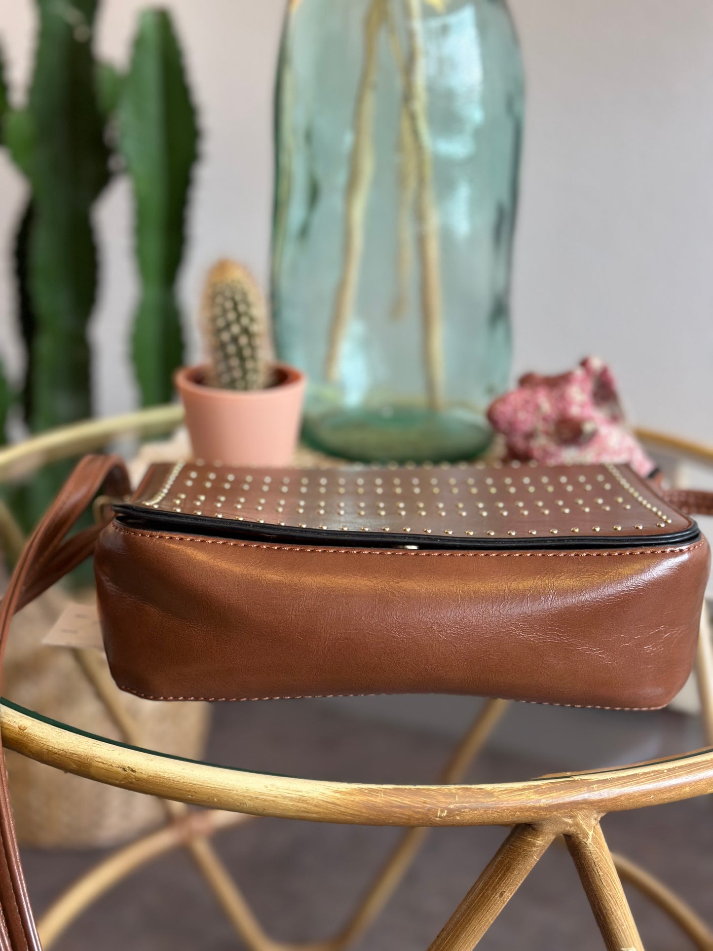 Sac bandoulière en cuir marron avec détails métalliques