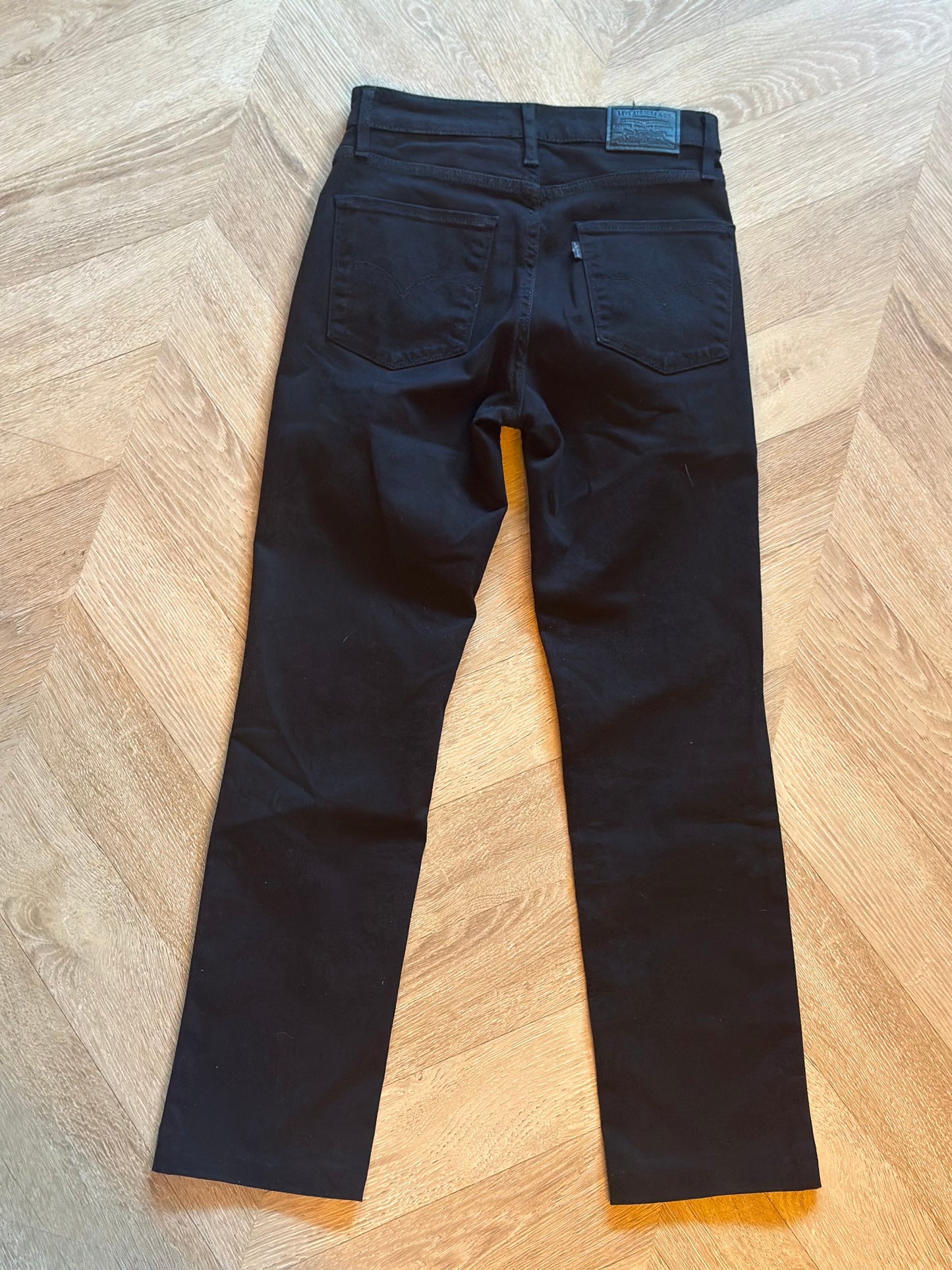 Jean noir coupe droite Levi’ s Premium 724 High Rise Straight T.34
