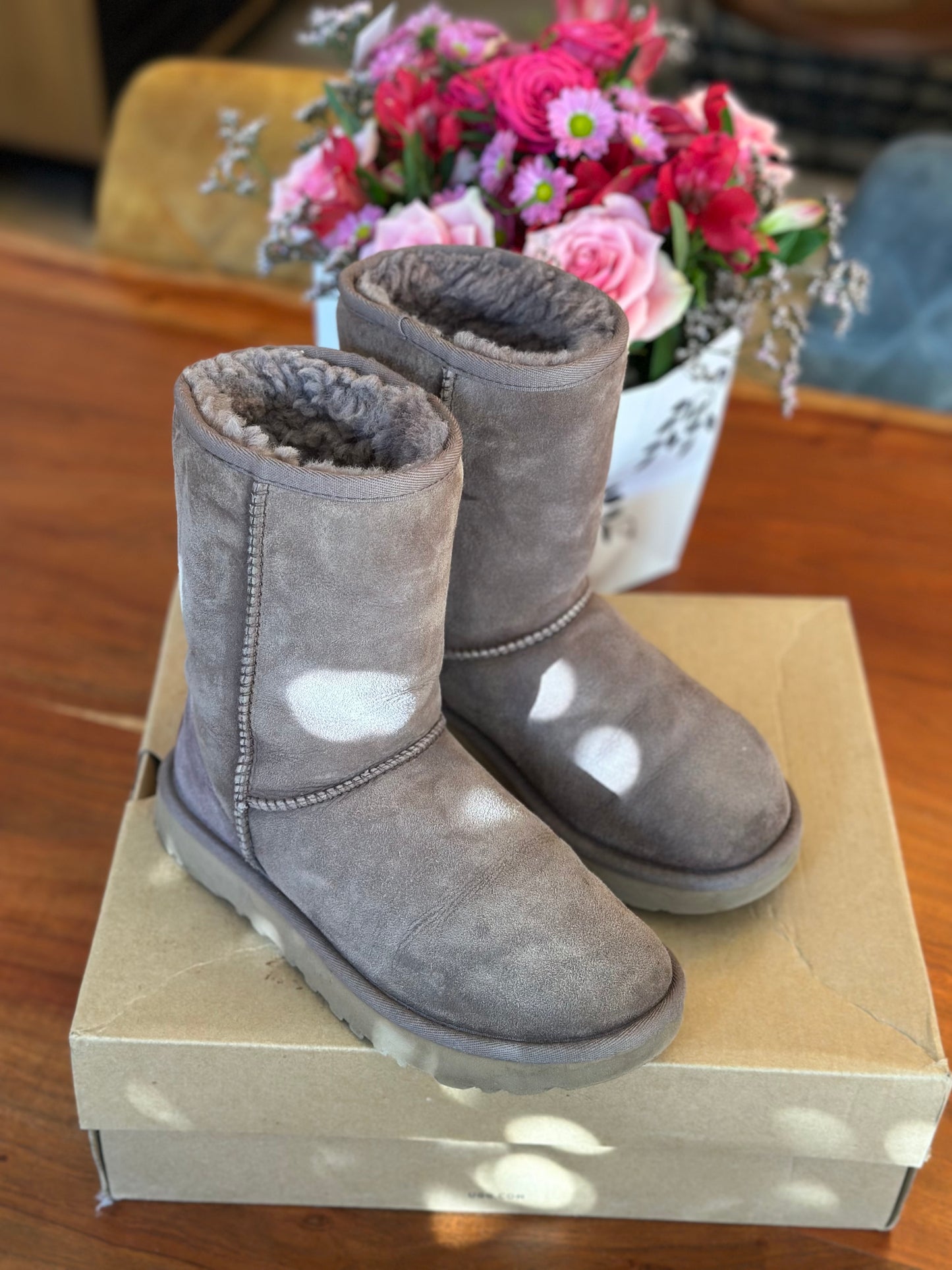 Bottines fourrées en suède UGG Classic Short II – Couleur Syrah Grey P.36