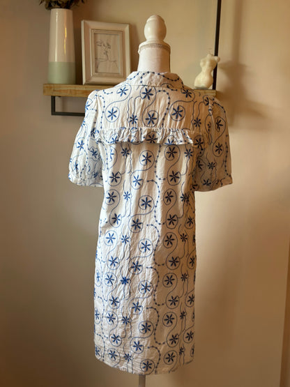 Robe blanche d’été brodée de fleurs bleues T.36