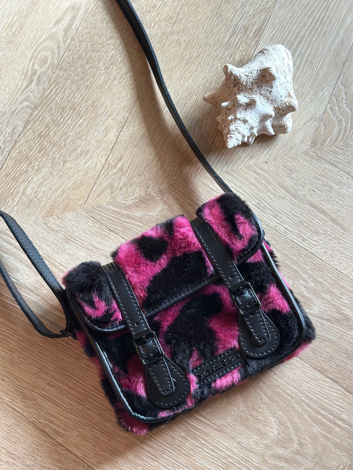 Sac bandoulière imprimé vache rose noir Dr Martens