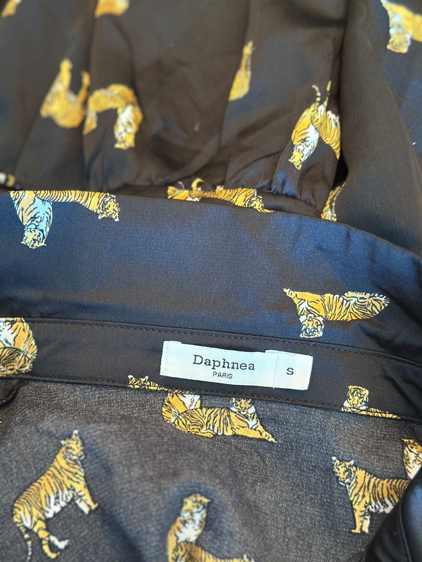 Robe courte fluide imprimé tigre noir et doré T.36