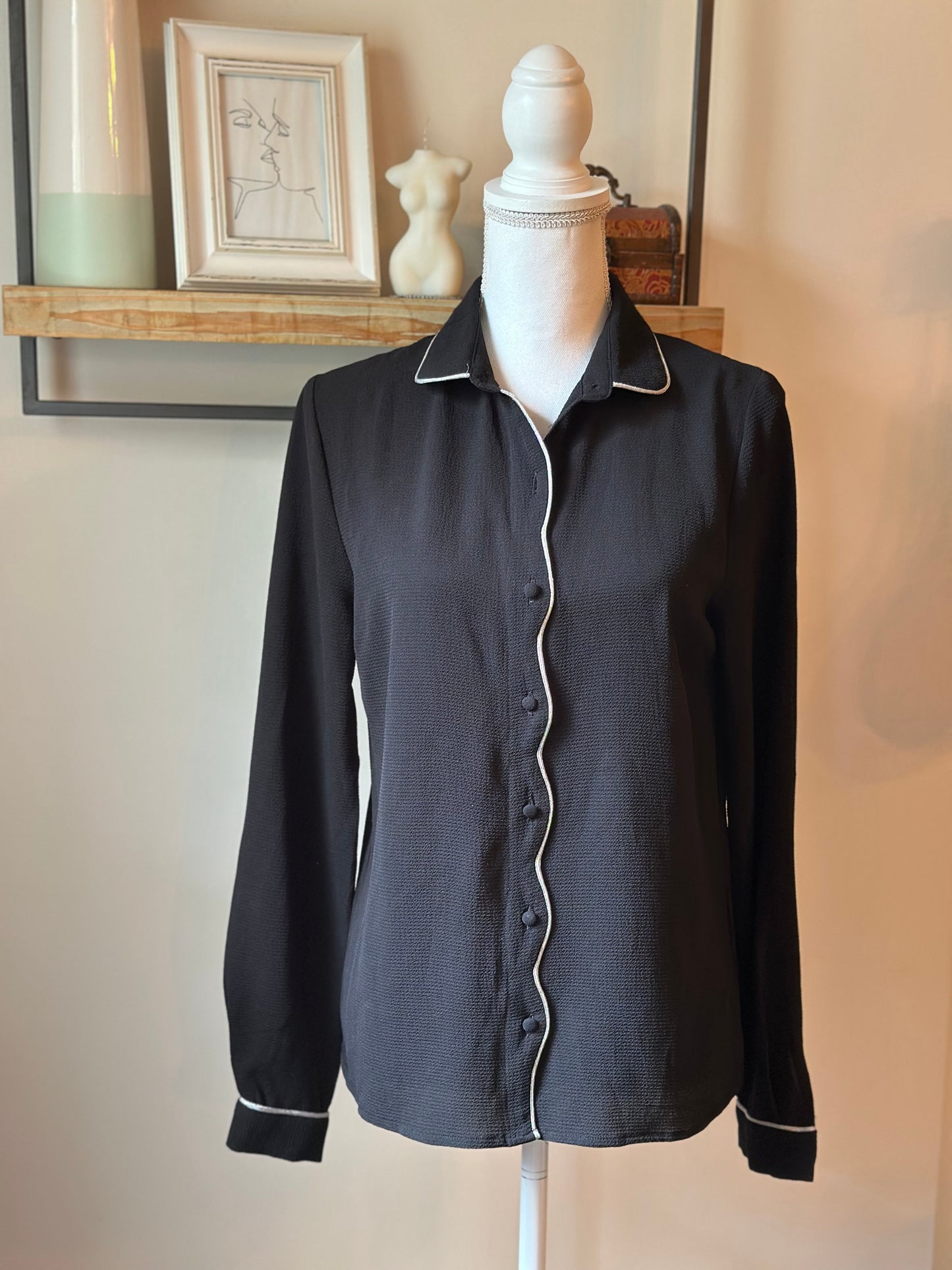 Chemise noire fluide liseré argent T.34