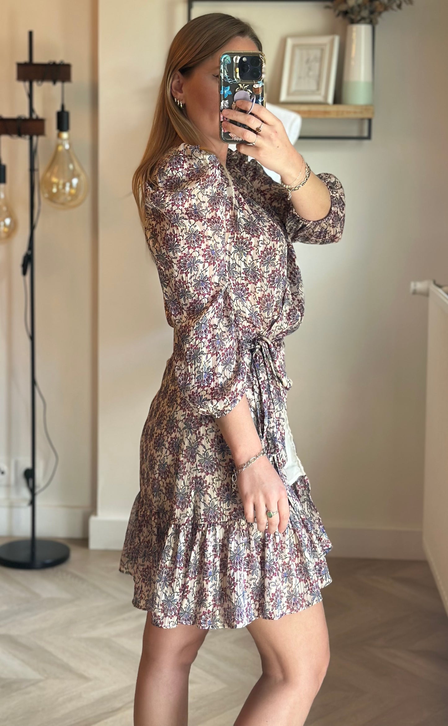 Belle robe coupe portefeuille à motifs fleuris T.36