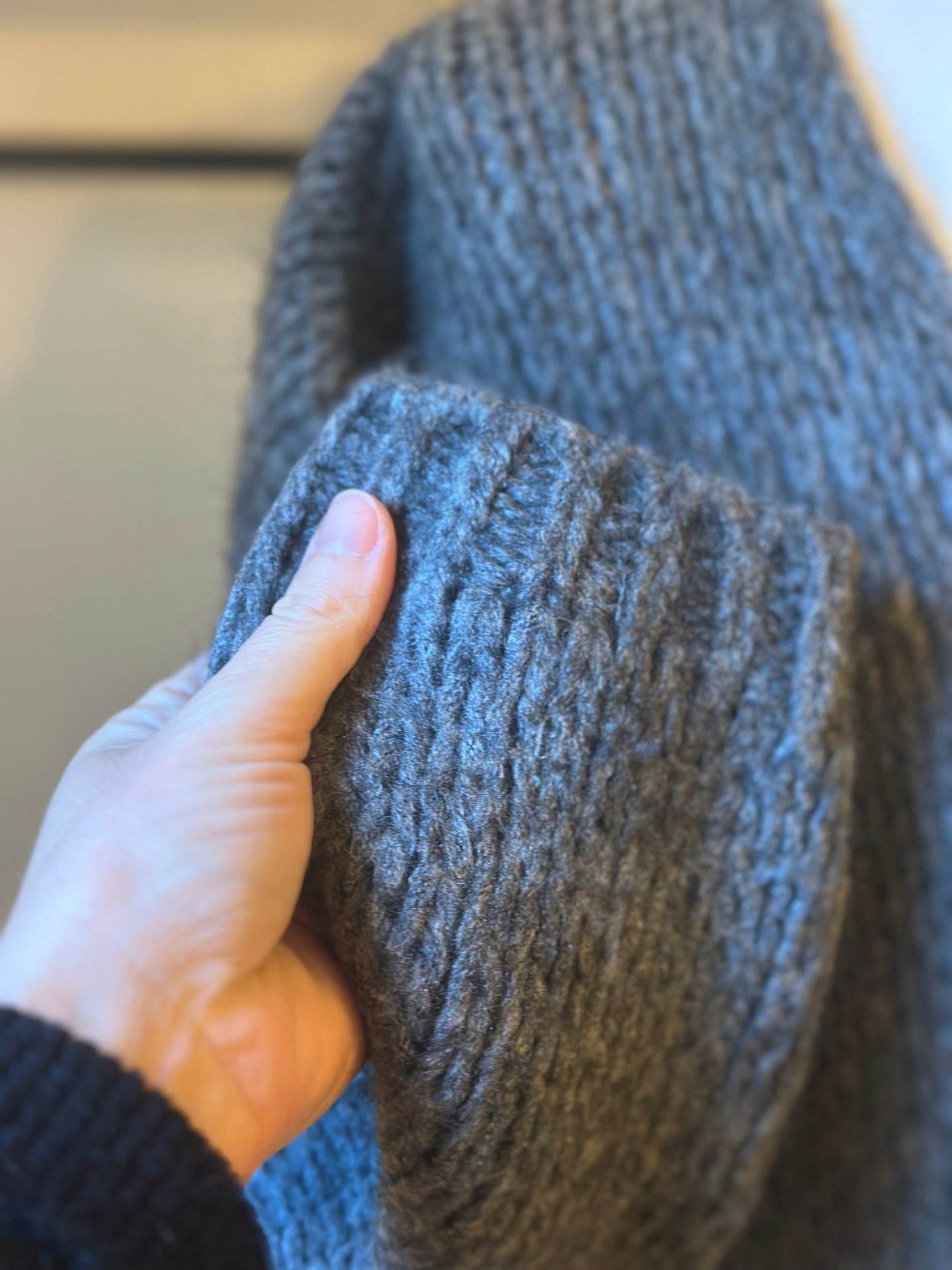 Pull col V uni gris en maille mohair oversize T.U