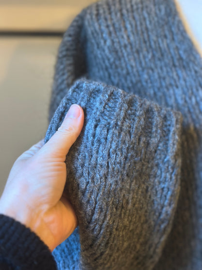 Pull col V uni gris en maille mohair oversize T.U