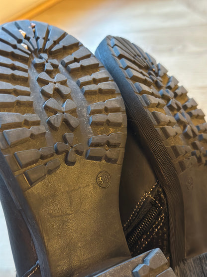 Bottines noires en cuir P.38