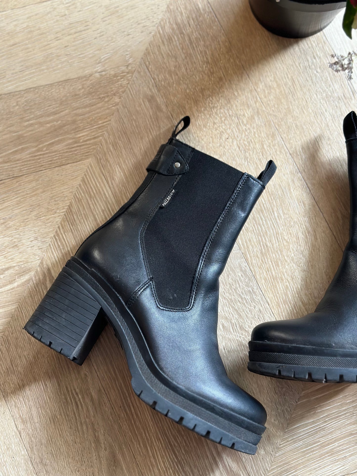 Bottines cuir noir motif uni Modèle Mona T.37