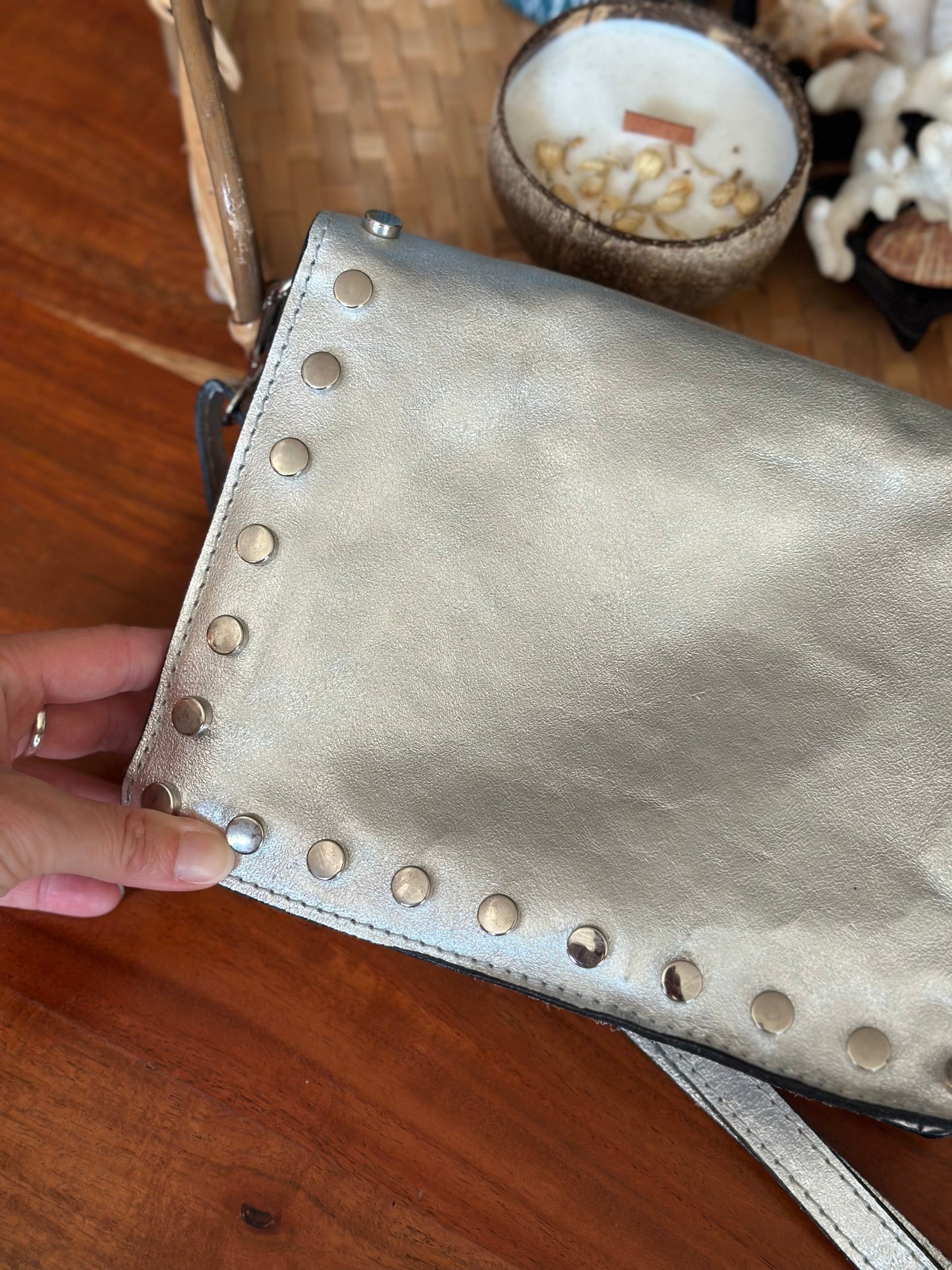 Sac bandoulière en cuir argenté