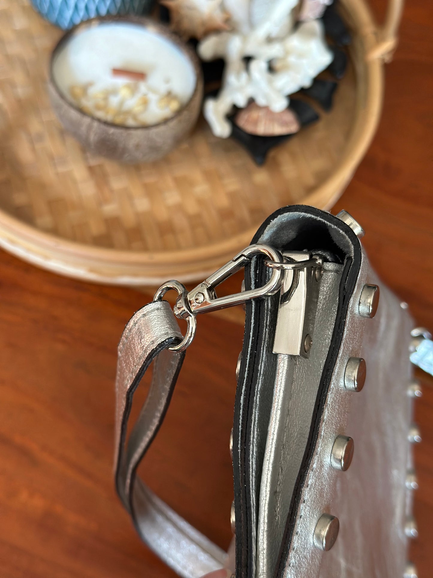 Sac bandoulière en cuir argenté