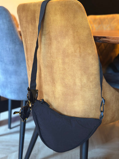 Sac bandoulière demi-lune noir en toile
