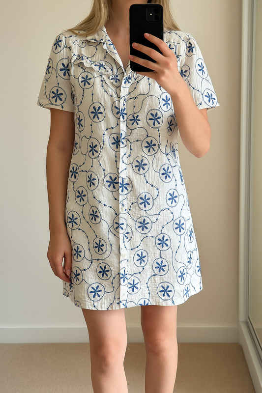 Robe blanche d’été brodée de fleurs bleues T.36
