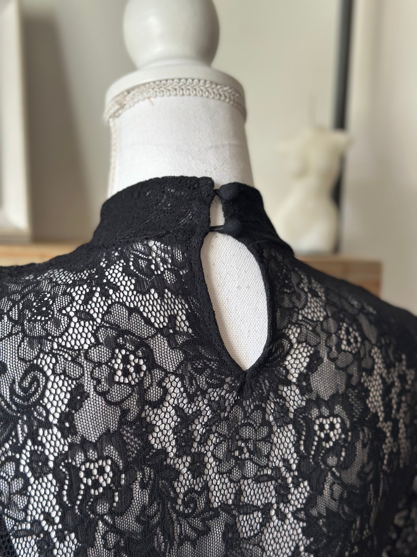 Top noir en dentelle T.34