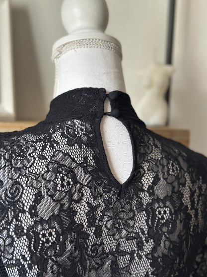 Top noir en dentelle T.34