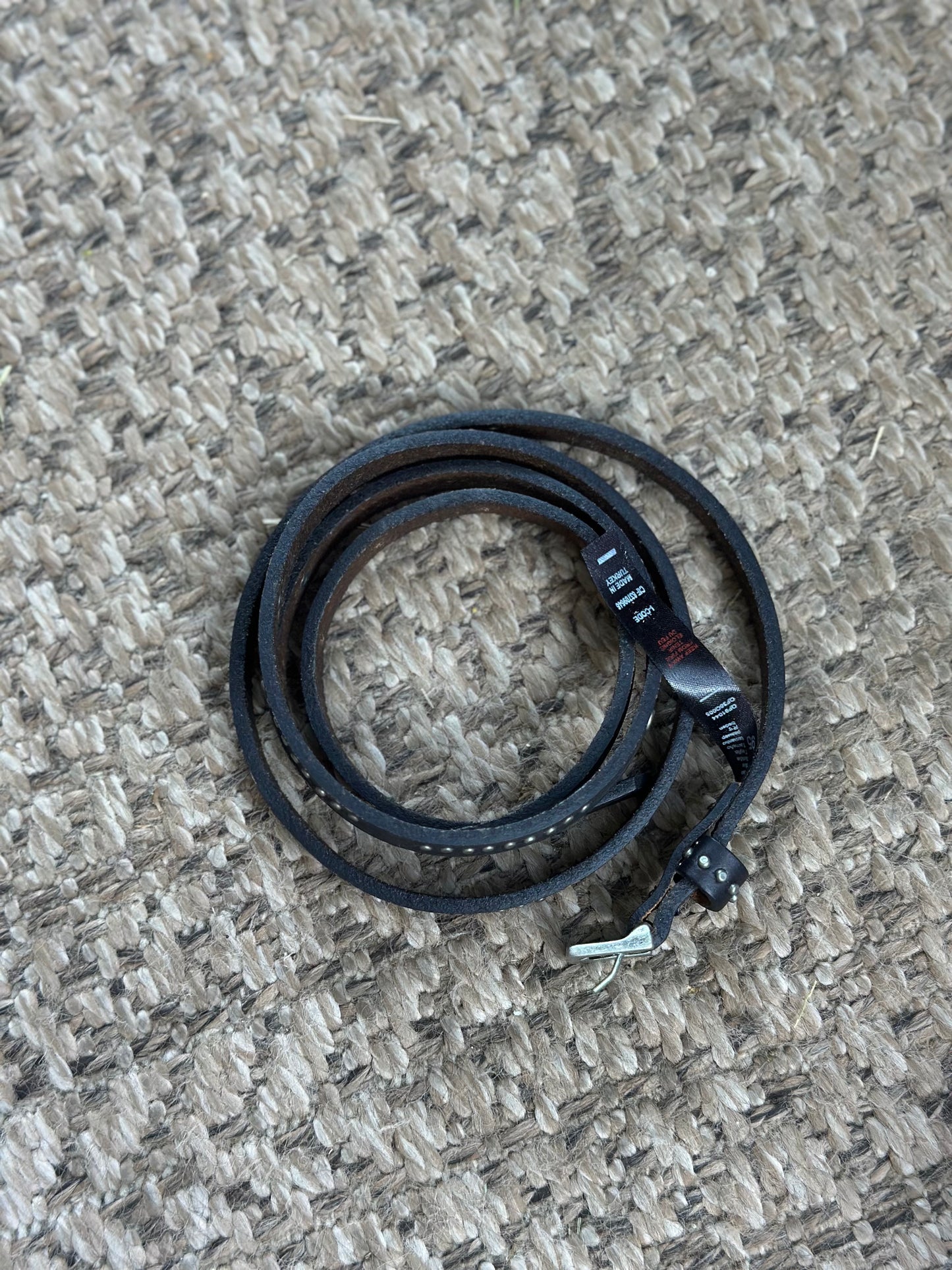 Ceinture fine en cuir noir cloutée – taille 95