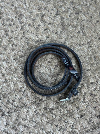 Ceinture fine en cuir noir cloutée – taille 95