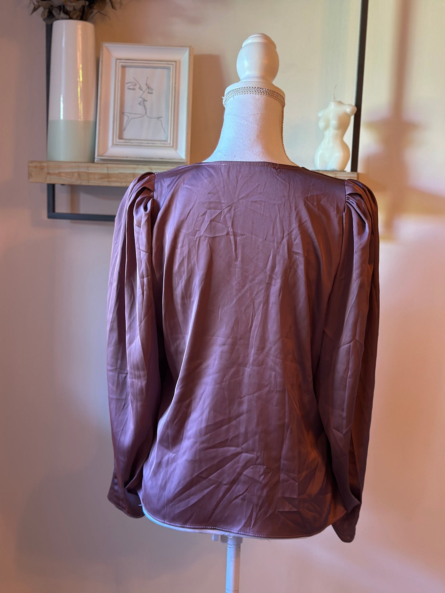 Blouse effet satiné marron clair col V satin T.40