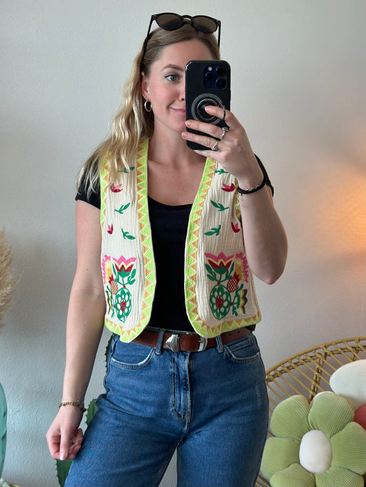 Gilet sans manches façon gaze de coton brodé de fleurs colorées, T.36/38